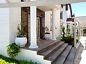 Göncü İnşaat Ltd.Şti. Villalar için Özel Tasarlanmış Kolon + Saksı Uygulama